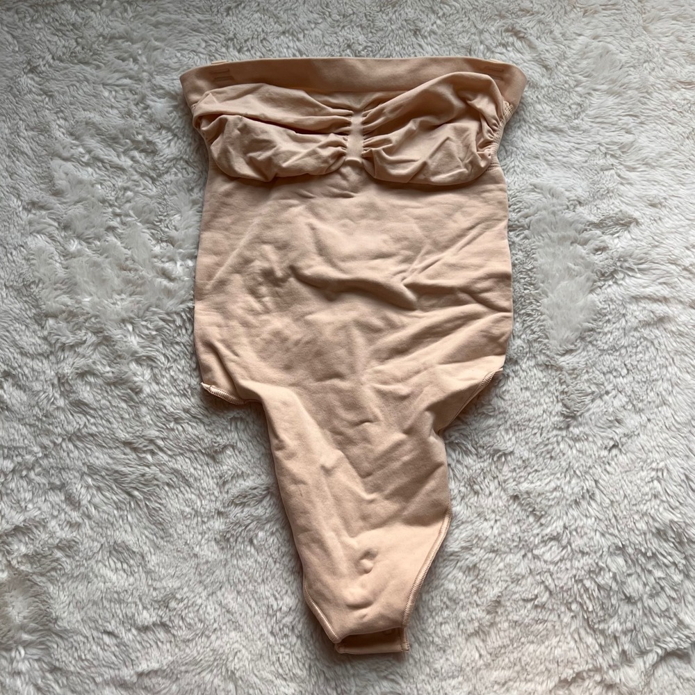 SKIMS Women's Seamless Bandeau Thong Shapewear Bodysuit Nude Beige Medium NWOT